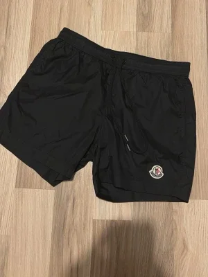 Svarta badbyxor från Moncler