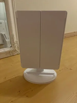 Vit sminkspegel med lampor och spegel