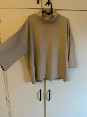 Beige oversized tröja från Carin Wester