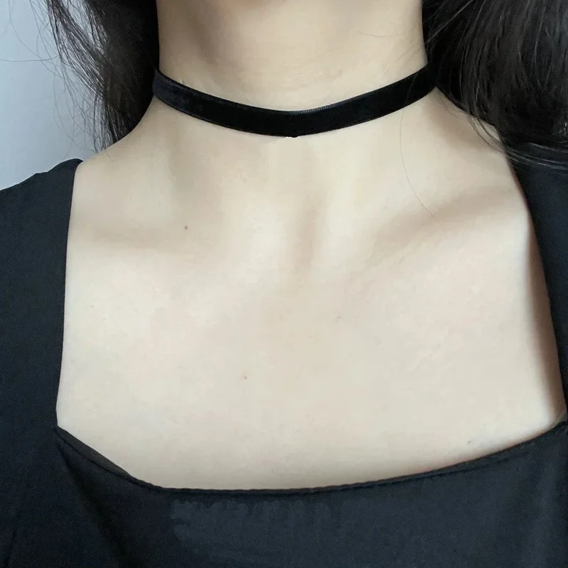 AliExpress - Schlichter Vintage-Choker aus schwarzem Samt mit Riemen. Halsband. Halsband. Halsband. Kurzer Schlüsselbein-Ausschnitt. Ausschnitt-