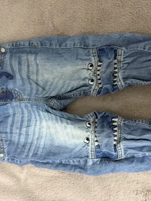 Barnjeans med hajdetaljer – stl 90