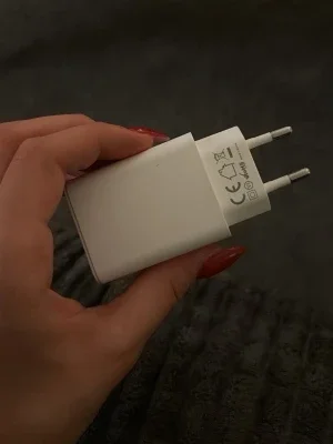 Vit USB-laddare med USB-C och USB-A
