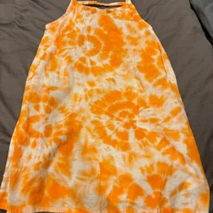 Orange tie-dye klänning från H&M