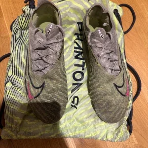Nike Phantom fotbollsskor