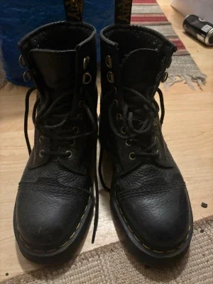 Svarta Dr. Martens kängor i läder
