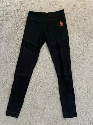 Svarta tights från Strong by Zumba