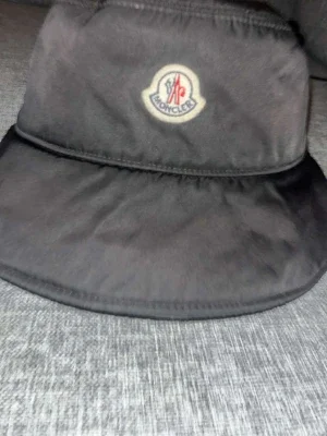 Svart bucket hat från Moncler