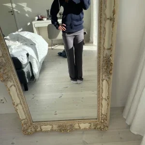 Gråa yogabyxor från NA-KD