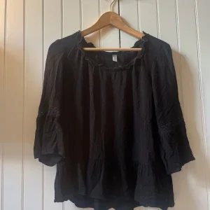 Svart blus med spets från Soyaconcept