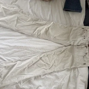 Vita lågmidjade jeans från Esprit, strl 38