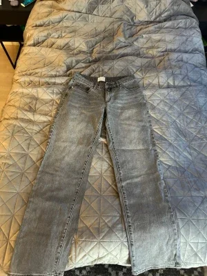 Grå raka jeans från Abrand Jeans