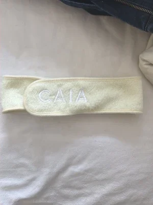 Gulvit hårband från CAIA