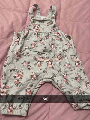 Blommig hängselbyxa från Newbie