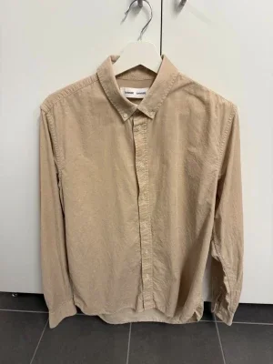 Beige skjorta från Samsoe Samsoe, stl L