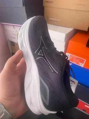 Svarta Mizuno sneakers med vit sula