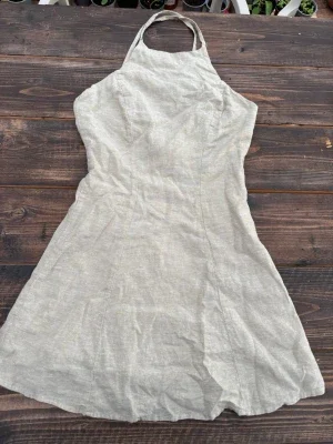 Beige halterneck klänning i linne