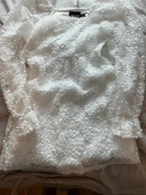 Vit blommig klänning från Pieces