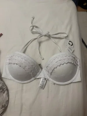 Vit bikini med broderade detaljer