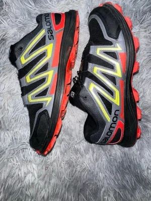 Salomon Speedtrak svarta/röda kängor