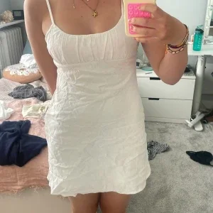 Vit kort sommarklänning från Bershka