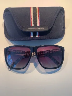 Svarta solglasögon Tommy Hilfiger