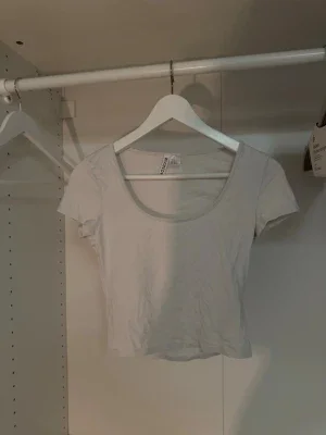 Vit crop top från Divided