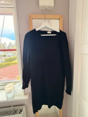 Svart stickad klänning från Aéryne