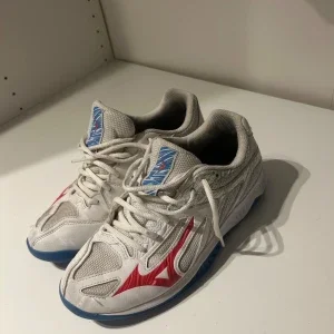Vita Mizuno inomhusskor med röd logga