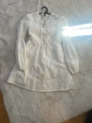 Vit kort klänning med broderade blommor