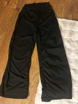 Svarta vida leggings med hög midja