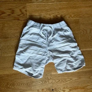 beiga linneshorts från Lindex