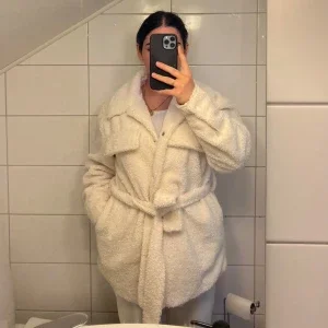 NA-KD vit ull kappa