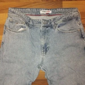 Tommy Jeans ljusblå raka jeans