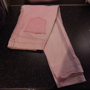 Rosa jeans med glittriga detaljer