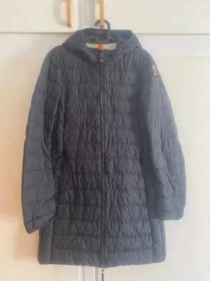 Svart dunjacka med huva från Parajumpers