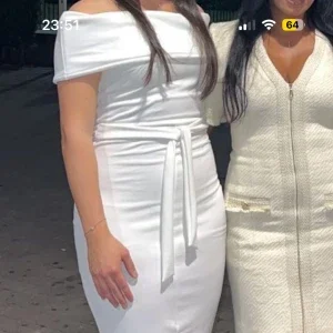 Vit offshoulder klänning med knyt