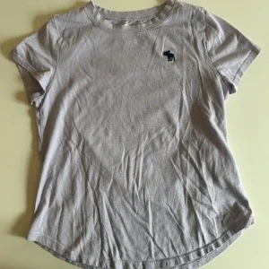 Ljuslila t-shirt från Abercrombie Kids