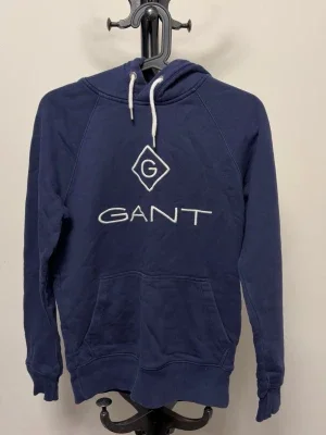 Blå hoodie från GANT med logga