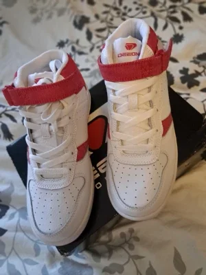 Deeon Vita sneakers med röda detaljer – Dam stl 38