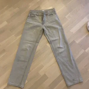Gråa straight jeans från Gina Tricot
