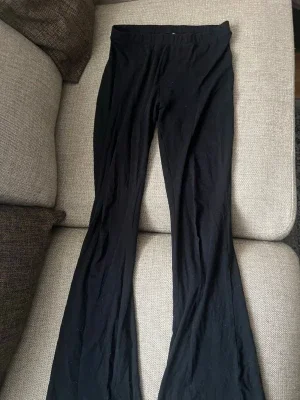 Svarta utsvängda leggings