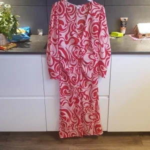 Röd och vit mönstrad klänning från Monki