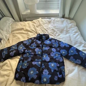 Super fin jacka från monki, perfekt till höst och vinter , ny skick och den har inga defekter jag köpte den för 2 år sedan men den är helt ren och har