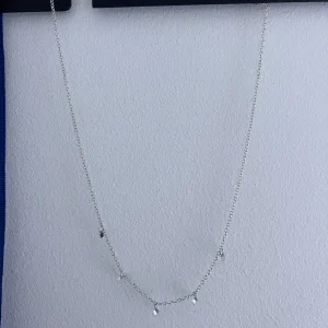 Silvrigt halsband med små pärlor