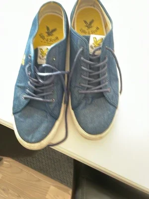 Blåa seglarskor från Lyle & Scott