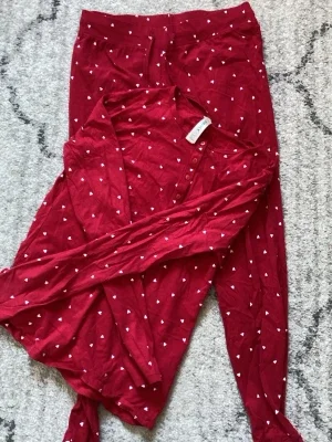 Röd pyjamas med hjärtmönster från Lindex
