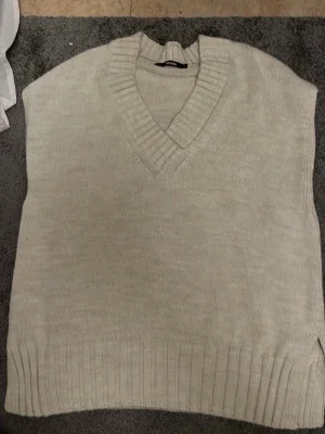 Beige stickad väst från Bik Bok