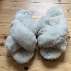 Fårskinnstofflor från Canada Snow