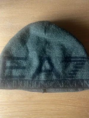 Svart mössa från EA7 Emporio Armani