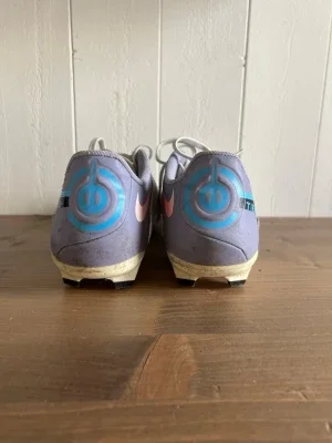 Nike TIEMPO vita fotbollsskor med blå detaljer